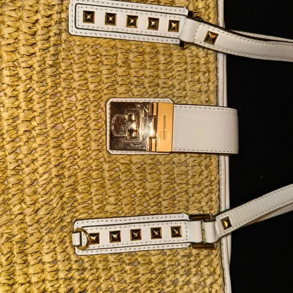 Stylish Tan and White Women's Tote Bag with Gold Clasp - Picture 4 of 7